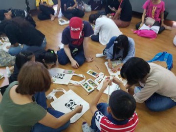 อาสาสมัครลงลายกระเป๋าผ้า เพื่องานพัฒนาเด็กด้อยโอกาส 28 ต.ค. 61 Volunteer to Paint Bag to support Child Development in Thailand Oct 28, 18